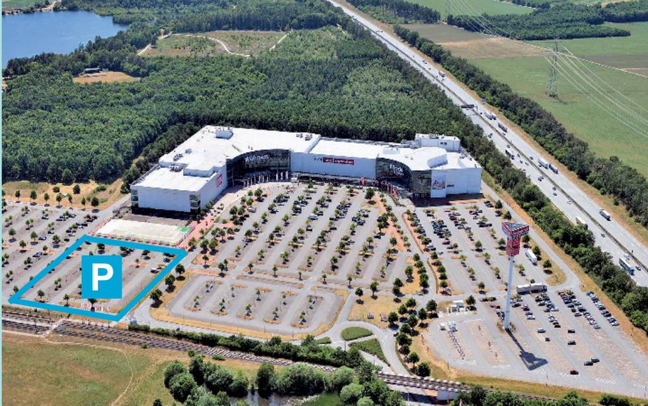 Luftbild von XXXLutz Kaltenkirchen an der A 7. Blau umrandet und mit P markiert die reservierte Parkfläche für PETERS-Gäste.